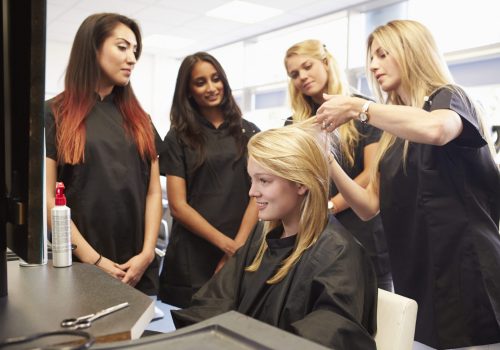 Teacher,Helping,Students,Training,To,Become,Hairdressers